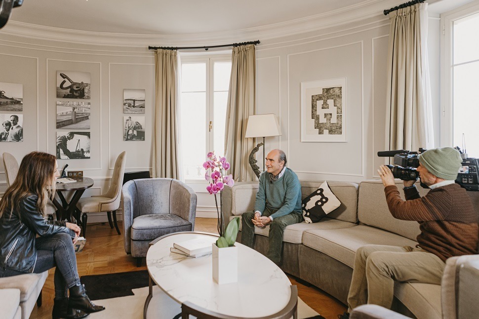 Luis Chillida atendiendo a los medios