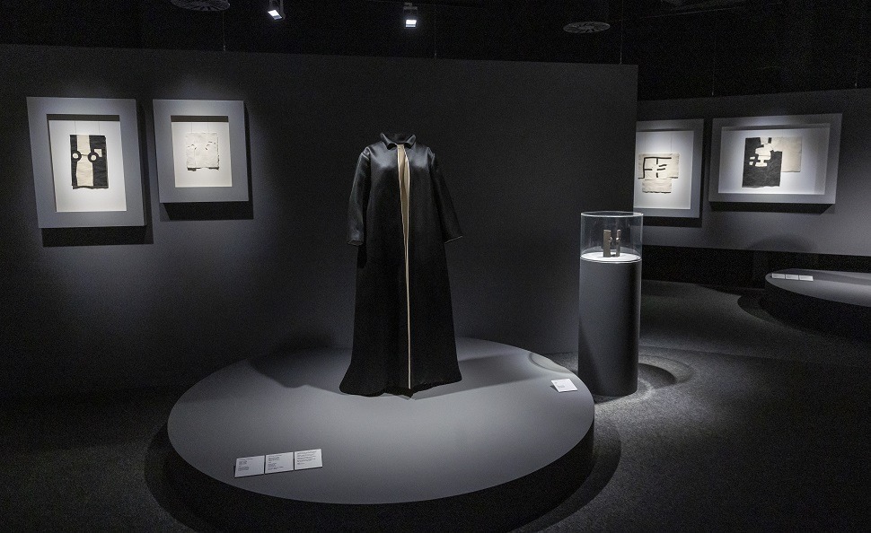 Exposición 'Chillida/Balenciaga. Plegar la forma'