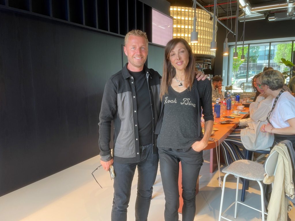 Beatriz Garrido y Charlie MacGregor, Fundador y CEO de The Social Hub.