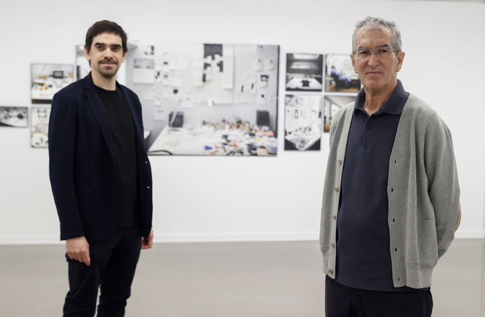 GRAFCAV9995. SAN SEBASTIÁN (ESPAÑA), 14/03/2024.- El fotógrafo pasaitarra Jesús Uriarte (d), posa junto al comisario de la exposición, su hijo Jon Uriarte (i). Uriarte fue testigo privilegiado del proceso creativo y de la intimidad del trabajo del escultor donostiarra Eduardo Chillida, lo que dio lugar a una obra fotográfica que se exhibe en la sala Artegunea de Tabakalera dentro de la programación del centenario del escultor vasco. EFE/Juan Herrero