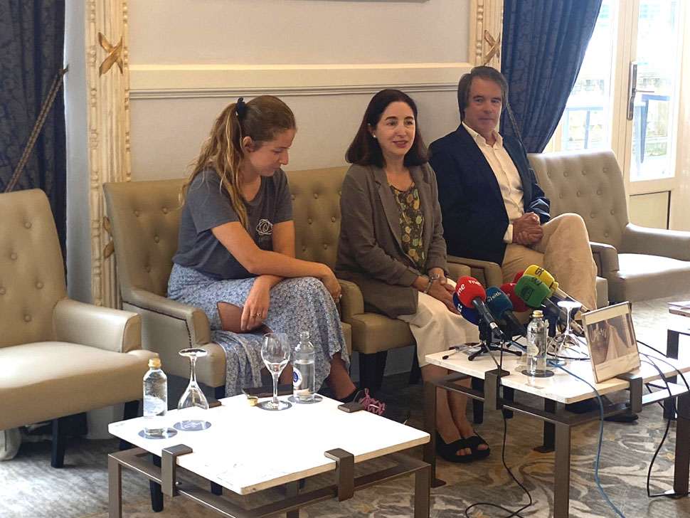 Elena Arzak, Ramón Verami y representante de Zaporeak durante la presentación.