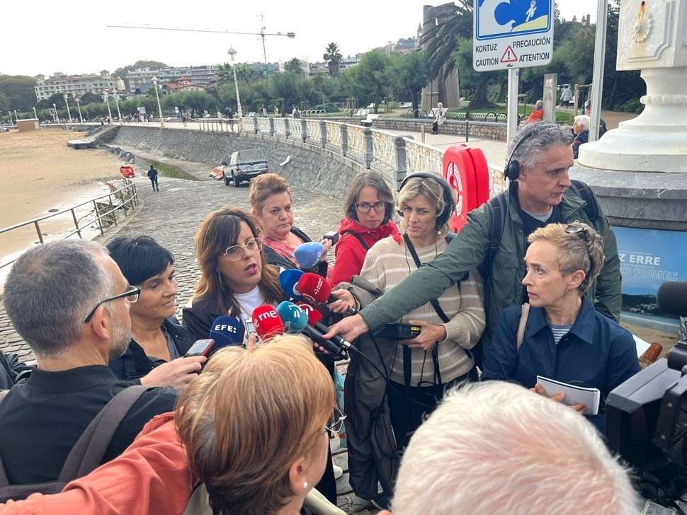 La Diputada de Cultura, Goizane Álvarez atendiendo a los medios.