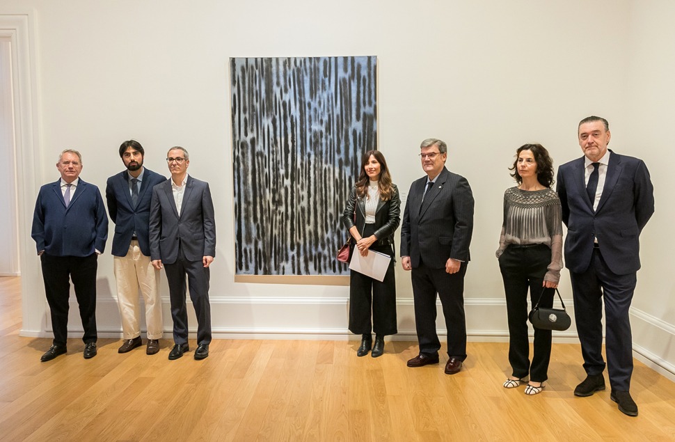 Emiliano López Atxurra, presidente de Petronor y vocal del Patronato de la Fundación Museo de Bellas Artes de Bilbao; Telmo Goenaga, hijo del artista; Mikel Lertxundi, técnico del Departamento de Archivo y Documentación, y comisario de la exposición; Bárbara Goenaga, hija del artista; Juan Mari Aburto, alcalde de Bilbao y presidente del Patronato de la Fundación Museo de Bellas Artes de Bilbao; Josune Begiristain; y Miguel Zugaza, director.