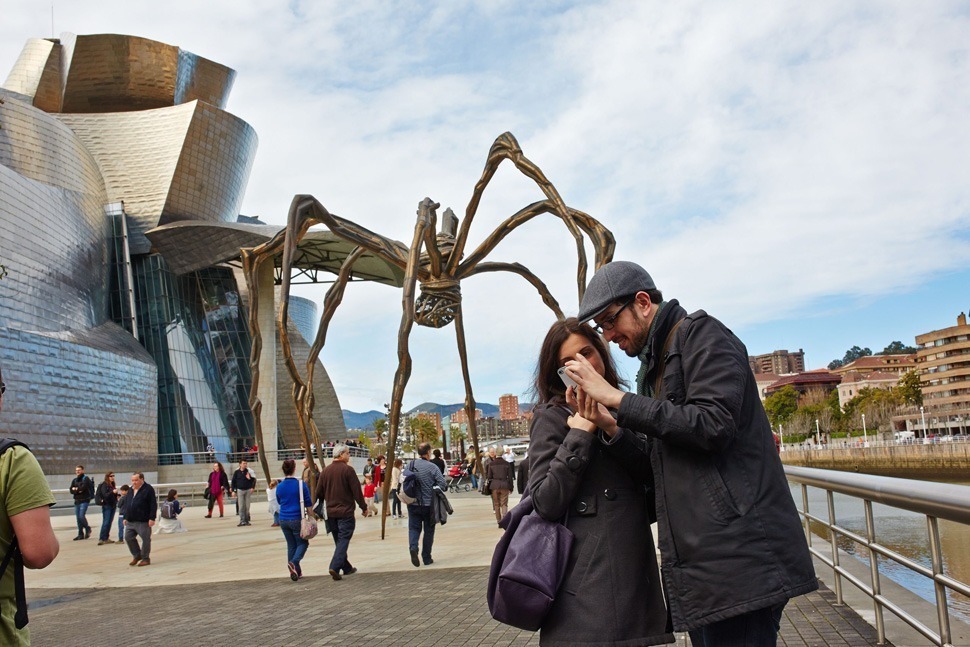 Pareja de turistas en el exterior del museo Guggenheim.