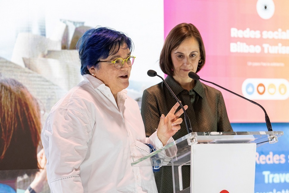 Concejala Kontxi Claver junto a directora de turismo Mercedes Rodríguez