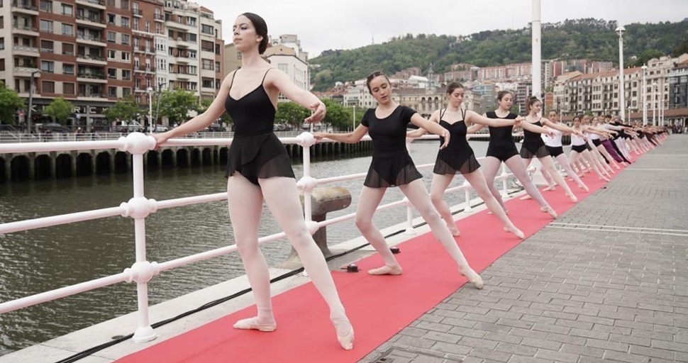 Chicas danzando en la alfombra roja en Bilbao