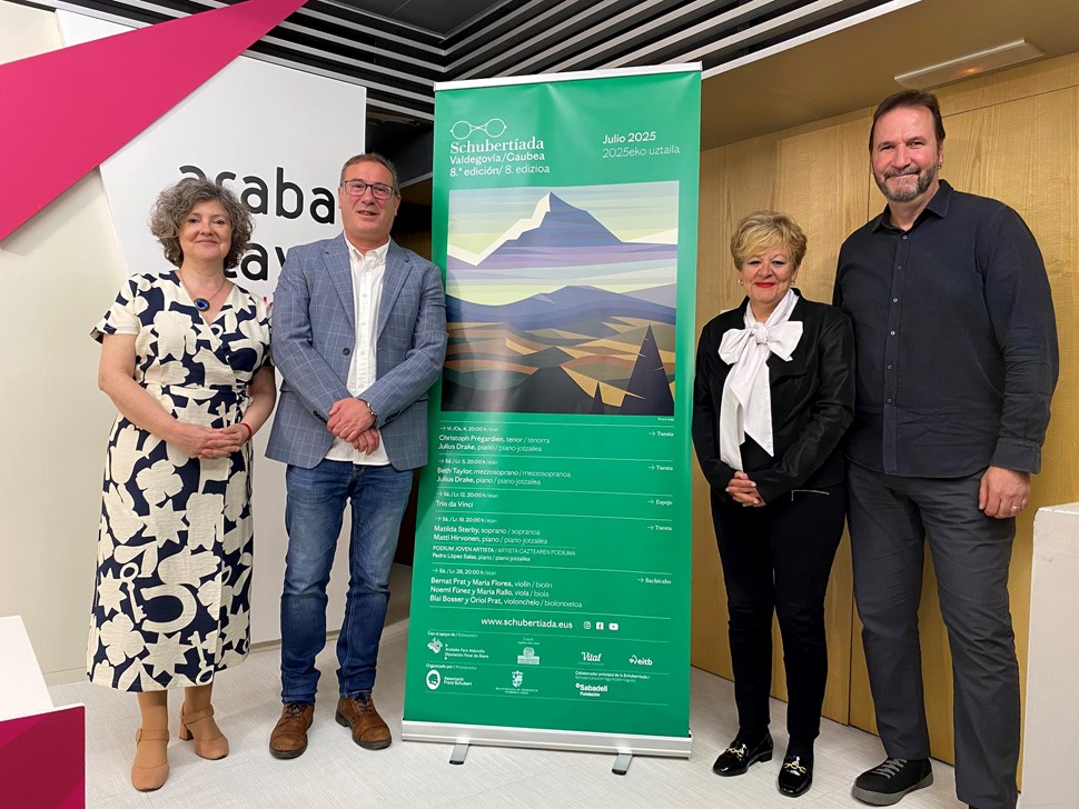 La diputada foral de Cultura y Deporte, Ana del Val, el alcalde de Valdegovía, Gorka Salazar, representando a la Fundación Vital Fundazioa, Eduardo Fernández de Pinedo, y Sílvia Pujalte por parte de la Asociación Franz Schubert durante la presentación.