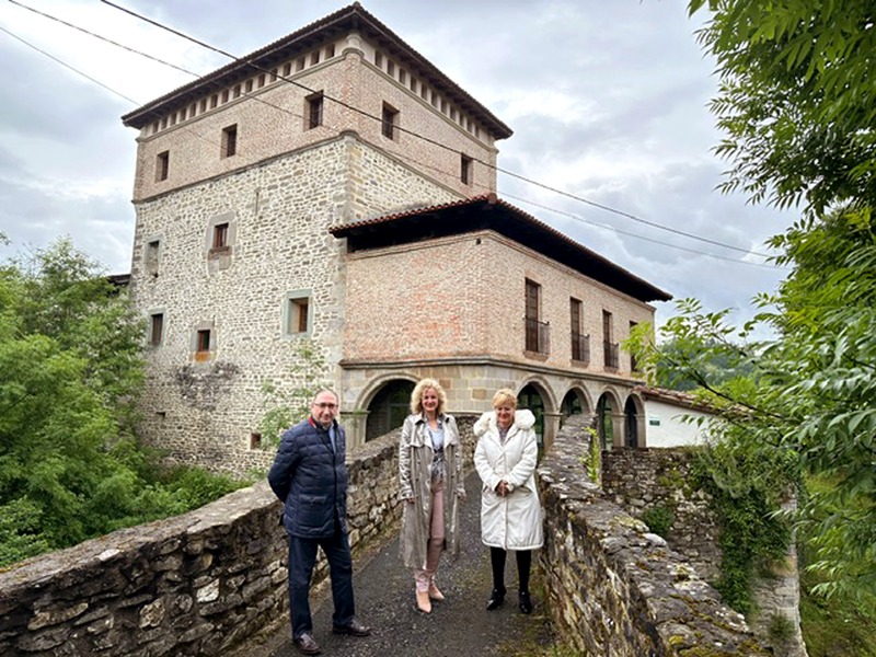 El director de Turismo de Álava, Juan Felipe García Miralles, la diputada foral de Empleo, Comercio y Turismo, Cristina González, y la diputada foral de Cultura y Deporte, Ana del Val,