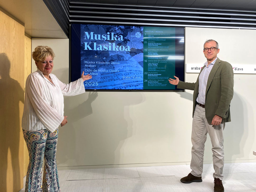 La diputada foral de Cultura y Deporte, Ana del Val, y el director artístico del festival donostiarra, Patrick Alfaya.