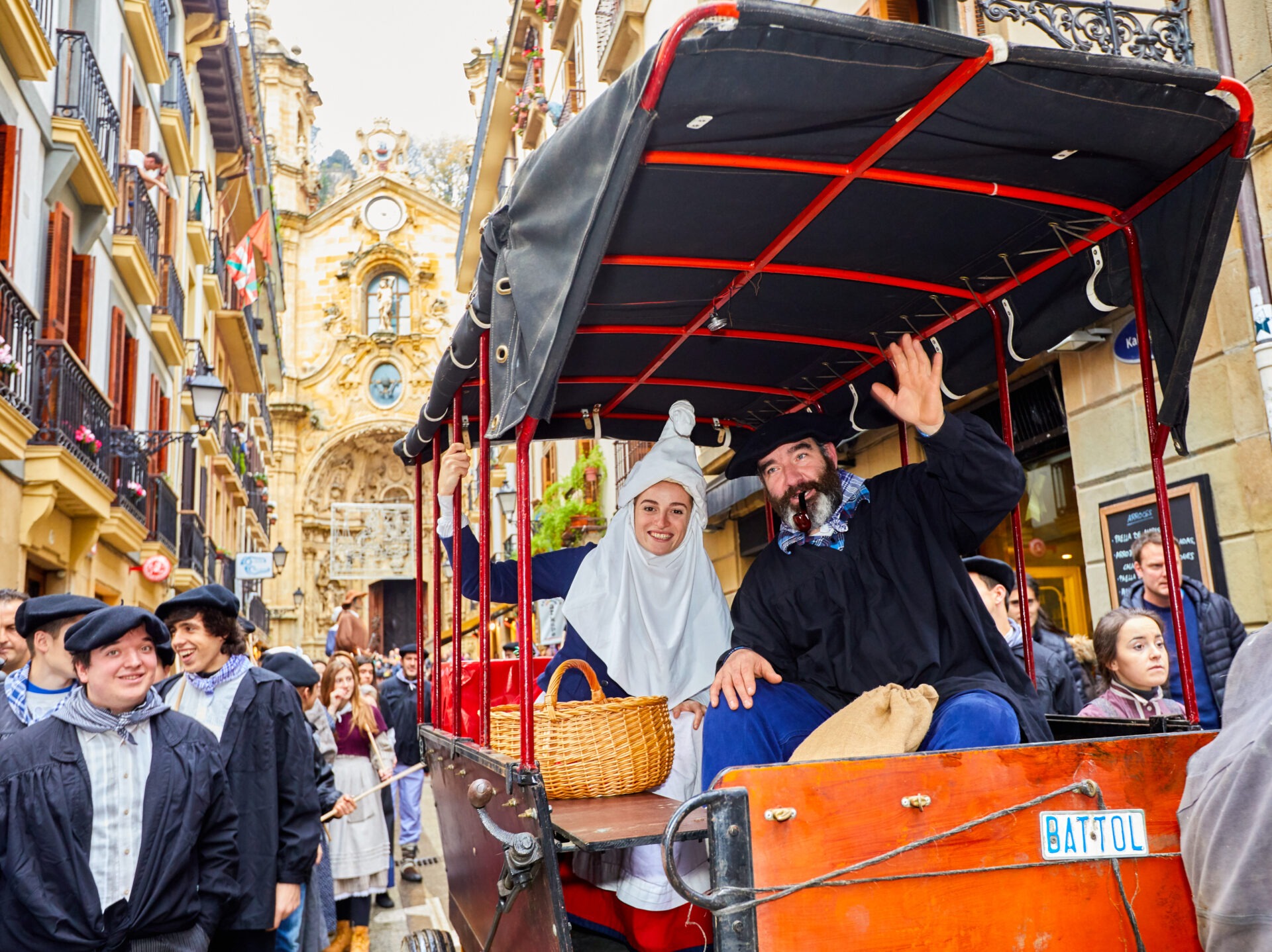 Giants, Olentzero and Mari Domingi, Christmas, Mayor street, Donostia, San Sebastian, Gipuzkoa, Basque Country, Spain, Europe